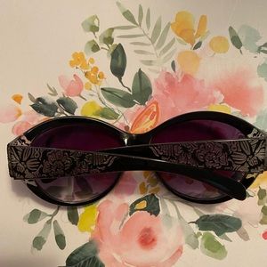 Beautiful Black & White Sunglasses 😎